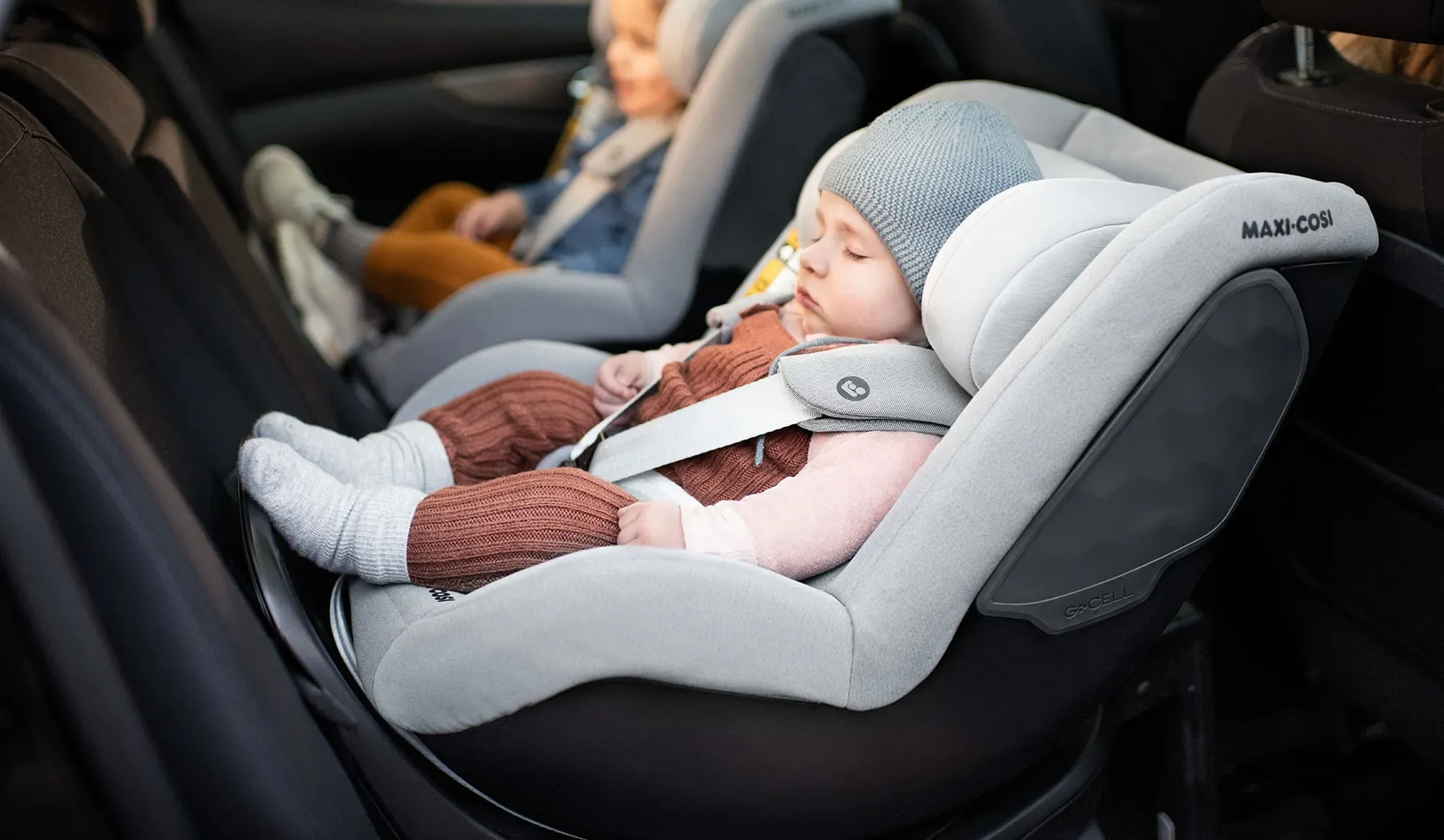 車内のチャイルドシートで眠る赤ちゃん